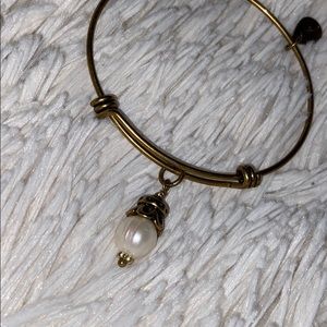 Bronze boutique bracelet with pearl pendant